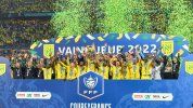 Les-joueurs-de-Nantes-qui-soulevent-la-Coupe-de-France-le-7-mai-2022-1409058.jpg