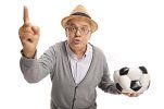 anziano-arrabbiato-con-un-calcio-sgonfiato-che-discute-e-gesturing-104398948.jpg