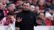 Southampton-manager-Nathan-Jones-issues-tactical-instructions-on-the-touchline.jpg
