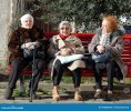 tre-donne-anziane-che-si-siedono-sul-banco-rosso-sotto-l-albero-un-cortile-atmosferico-interno...jpg