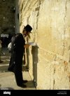 ebreo-hasidic-recitando-la-preghiera-al-muro-occidentale-il-muro-del-pianto-a-gerusalemme-isra...jpg